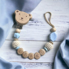 Charger l'image dans la galerie, Schnulkerkette mit Namen Junge Holz natur blau