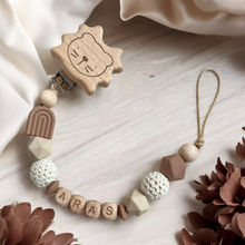 Lade das Bild in den Galerie-Viewer, Personalisierte Schnullerkette mit Namen Junge Löwe holz natur beige braun Regenbogen neutral naturfarben