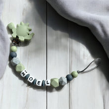 Lade das Bild in den Galerie-Viewer, Schnullerkette mit Namen Junge personalisiert Silikon grau grün Dino Baby Geschenk