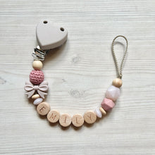Charger l'image dans la galerie, Schnullerkette Holz Mädchen bio rosa personalisiert