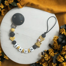 Lade das Bild in den Galerie-Viewer, Schnullerkette Silikon mit Namen Giraffe schwarz senfgelb