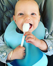 Lade das Bild in den Galerie-Viewer, Sillki Silikon Lätzchen mit Auffangschale hellblau