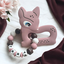 Lade das Bild in den Galerie-Viewer, Greifring Greifling mit Namen Silikon Mädchen Reh Rehkitz altrosa braun personalisiert Beißring