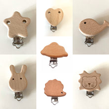 Lade das Bild in den Galerie-Viewer, Schnullerkette mit Namen Junge Fuchs Holz mit Häkelperlen braun beige