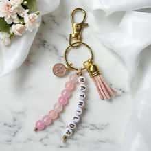 Carica l'immagine nel visualizzatore di Gallery, Schlüsselanhänger Taschenanhänger mit Namen personalisiert gold schwarz rosa weiß blau