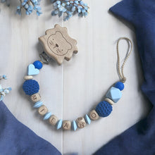 Lade das Bild in den Galerie-Viewer, Schnullerkette Holz Natur Löwe blau mit Namen Junge