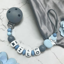 Charger l'image dans la galerie, Personalisierte Schnullerkette mit Namen für Jungen blau grau Silikon