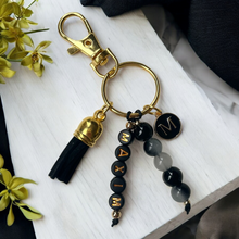 Carica l'immagine nel visualizzatore di Gallery, Schlüsselanhänger Taschenanhänger mit Namen personalisiert gold schwarz rosa weiß blau
