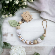 Charger l'image dans la galerie, Schnullerkette mit Namen personalisiert Junge Silikon Holz beige braun Löwe