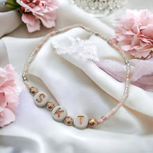 Lade das Bild in den Galerie-Viewer, Armband mit Initialen Namen roségold rosa weiß