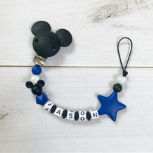 Lade das Bild in den Galerie-Viewer, Schnullerkette Silikon mit Namen personalisiert Junge blau schwarz Maus