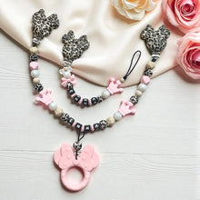 Lade das Bild in den Galerie-Viewer, Schnullerkette mit Namen Mädchen Set Kinderwagenkette personalisiert Silikon Leo