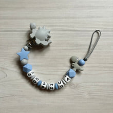 Lade das Bild in den Galerie-Viewer, Schnullerkette mit Namen blau grau Dino Junge Silikon