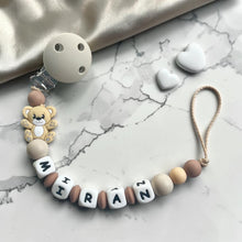 Lade das Bild in den Galerie-Viewer, Personalisierte Schnullerkette mit Namen Silikon Bär braun beige