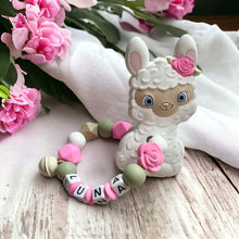 Lade das Bild in den Galerie-Viewer, Greifring Greifling mit Namen Mädchen Silikon Alpaka