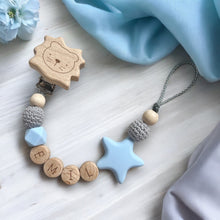 Charger l'image dans la galerie, Schnullerkette mit Namen Junge blau grau Holz Silikon Löwe