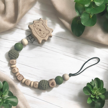 Lade das Bild in den Galerie-Viewer, Schnullerkette mit Namen Junge Löwe Holz grün khaki personalisiert Baby Geschenk