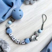 Lade das Bild in den Galerie-Viewer, Schnullerkette mit Namen Junge Silikon blau grau personalisiert Dino Stern Nuckelkette