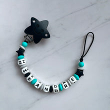 Lade das Bild in den Galerie-Viewer, Schnullerkette mit Name Junge Silikon schwarz türkis Stern personalisiert