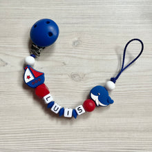 Lade das Bild in den Galerie-Viewer, Schnullerkette mit Namen Junge Silikon maritim blau rot Schiff Boot