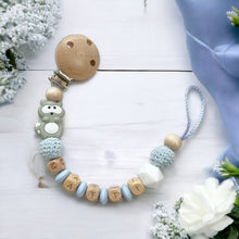 Lade das Bild in den Galerie-Viewer, Schnullerkette Junge Silikon Holz mit Namen