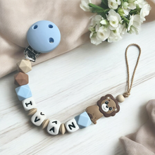 Lade das Bild in den Galerie-Viewer, Personalisierte Schnullerkette mit Namen für Jungen blau beige Silikon Löwe