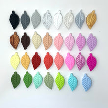 Lade das Bild in den Galerie-Viewer, Baby Schnullerkette mit Namen Mädchen Silikon Elefant