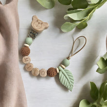 Lade das Bild in den Galerie-Viewer, Schnullerkette mit Namen Junge Holz Natur Naturholz mit Häkelperlen grün braun Bär