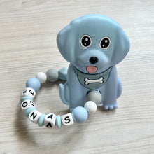 Carica l'immagine nel visualizzatore di Gallery, Greifring mit Namen Junge Silikon blau Hund personalisiert