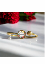 Lade das Bild in den Galerie-Viewer, Armreif Armband mit Namen personalisiert gold Edelstahl Blumen