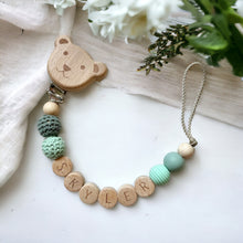 Lade das Bild in den Galerie-Viewer, Schnullerkette mit Namen Junge Naturholz grün