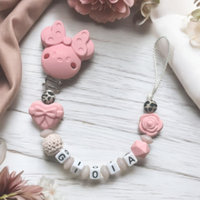 Lade das Bild in den Galerie-Viewer, Schnullerkette personalisiert mit Namen Mädchen rosa leo Maus Silikon