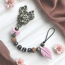 Carica l'immagine nel visualizzatore di Gallery, Schnullerkette für Mädchen personalisiert mit Namen Silikon schwarz rosa braun leo
