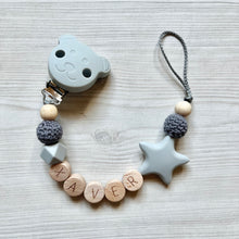 Lade das Bild in den Galerie-Viewer, Schnullerkette mit Namen Junge Silikon Holz grau Bär