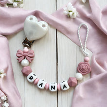 Lade das Bild in den Galerie-Viewer, Schnullerkette Mädchen Silikon rosa weiß Blume Herz personalisiert