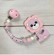 Lade das Bild in den Galerie-Viewer, Beißkette personalisiert mit Namen Mädchen Silikon Lila rosa Löwe