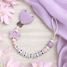 Lade das Bild in den Galerie-Viewer, Baby Schnullerkette personalisiert mit Namen Mädchen flieder rosa Silikon Schmetterling