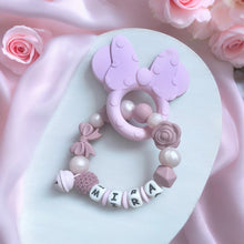 Lade das Bild in den Galerie-Viewer, Beißring Rassel mit Namen Mädchen Silikon altrosa rosa Maus