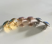 Lade das Bild in den Galerie-Viewer, Blumenohrringe Ohrstecker gold silber roségold blau Farbauswahl Blumen Geschenk Schmuck