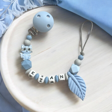 Lade das Bild in den Galerie-Viewer, Personalisierte Schnullerkette mit Namen für Jungen blau grau Silikon