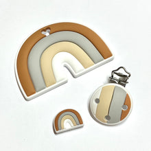 Lade das Bild in den Galerie-Viewer, Schnullerkette mit Namen Junge Mädchen Regenbogen Holz braun beige Löwe