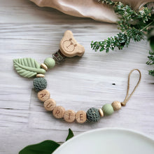 Lade das Bild in den Galerie-Viewer, Personalisierte Schnullerkette Junge Holz natur grün
