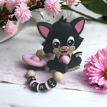 Lade das Bild in den Galerie-Viewer, Greifring mit Namen Mädchen Silikon Katze rosa schwarz