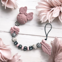 Lade das Bild in den Galerie-Viewer, Schnullerkette mit Namen personalisiert Mädchen Silikon altrosa Leomuster Minnie Maus