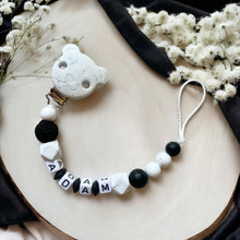 Lade das Bild in den Galerie-Viewer, Schnullerkette mit Namen Junge Silikon Bär schwarz weiß