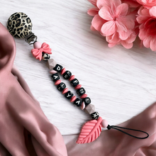 Lade das Bild in den Galerie-Viewer, Schnullerkette Mädchen Silikon mit Namen personalisiert koralle leo schwarz