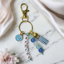 Carica l'immagine nel visualizzatore di Gallery, Schlüsselanhänger Taschenanhänger mit Namen personalisiert gold schwarz rosa weiß blau
