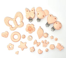 Lade das Bild in den Galerie-Viewer, Schnullerkette Set mit Namen personalisiert Holz Silikon Beißring Kinderwagenkette