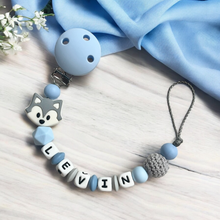 Lade das Bild in den Galerie-Viewer, Schnullerkette Nuckelkette mit Namen Jungen Silikon Fuchs blau grau personalisiert Baby Geschenk