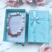 Lade das Bild in den Galerie-Viewer, Armband mit Namen personalisiert roségold rosa weiß